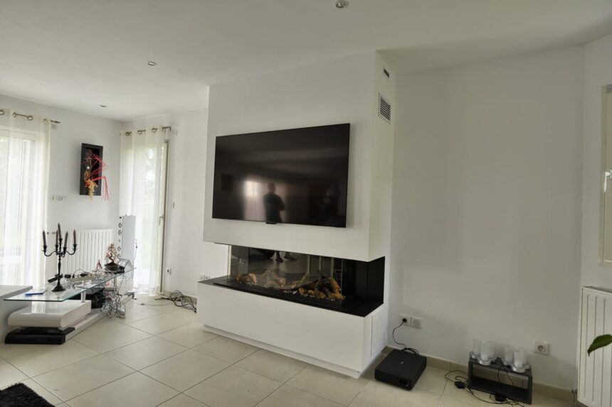 Cheminée gaz panoramique avec habillage écran TV Bourg-Achard
