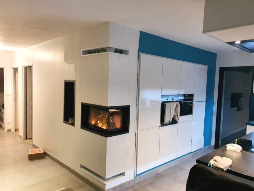 Insert à bois d'angle dans une cuisine à Mont Saint Aignan