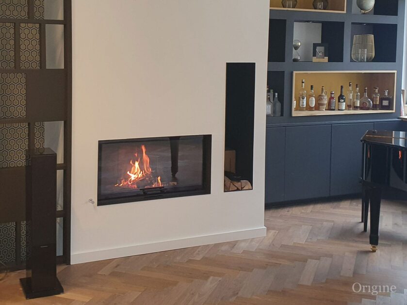Foyer bois avec vitre relevable dans un salon à Isneauville