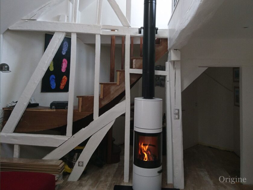 Poêle à bois Scan 83 blanc avec conduit départ appareil sous salon déplafonné de grande hauteur