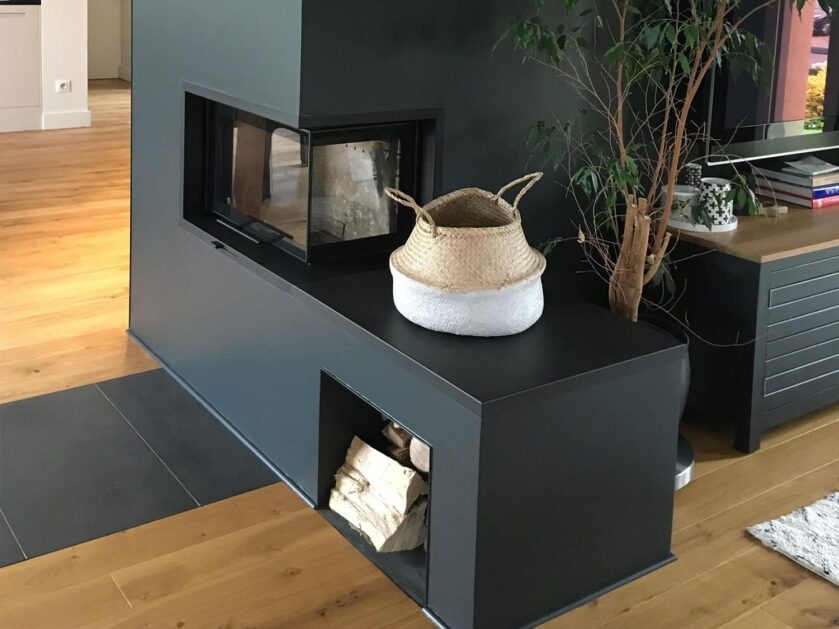 Foyer bois moderne dans une maison à Croisy-sur-Andelle