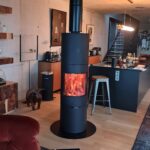 Poêle à bois moderne dans une pièce ouverte à Mont-Saint-Aignan