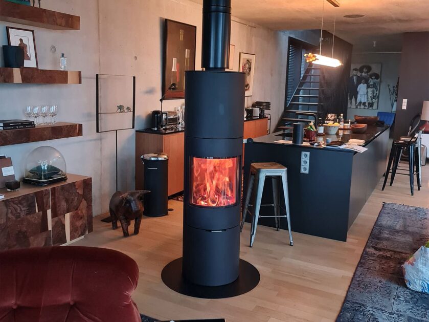 Poêle à bois moderne dans une pièce ouverte à Mont-Saint-Aignan