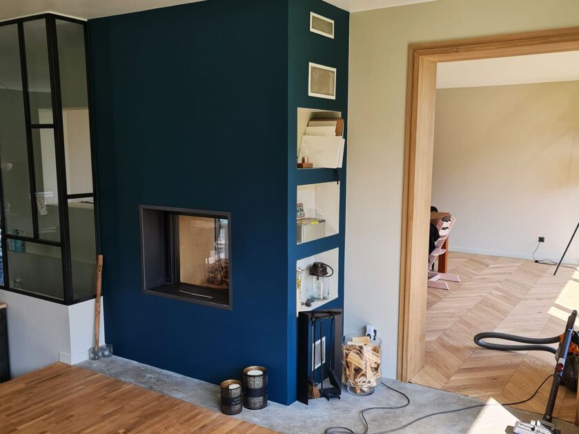 Cheminée moderne avec habillage à Belbeuf