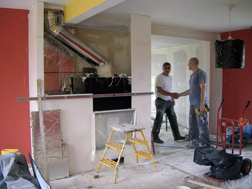 Équipe Origine sur un chantier d'installation de cheminée