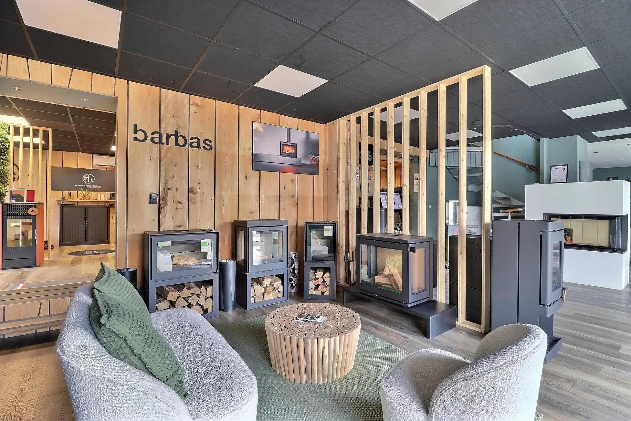 Showroom Origine à Bois-Guillaume : espace Barbas avec poêles et inserts exposés