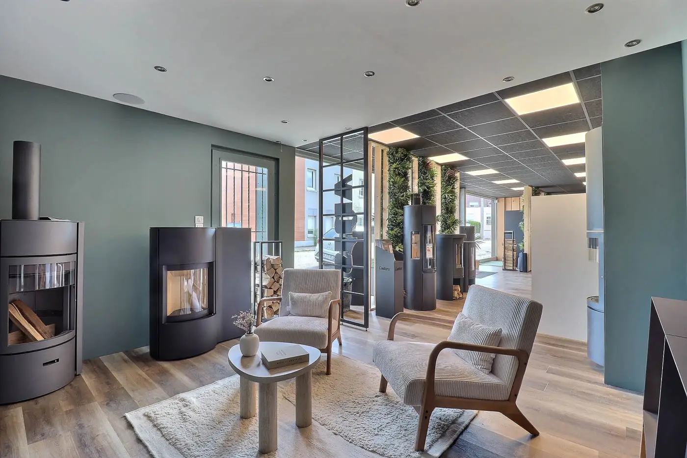 Showroom Origine à Bois-Guillaume : poêles à bois exposés dans un espace salon
