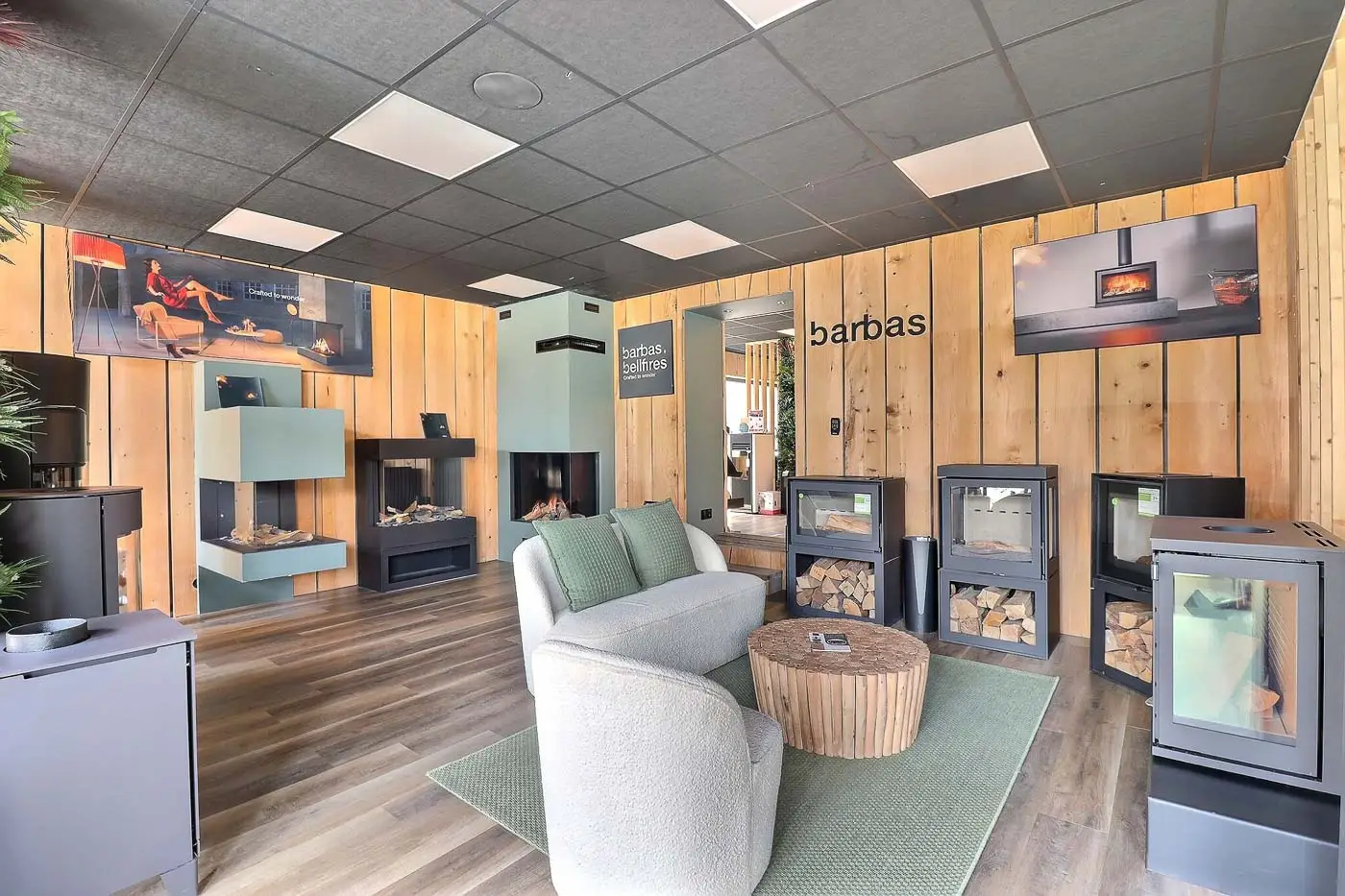 Showroom Origine à Bois-Guillaume : espace Barbas, inserts et poêles alignés