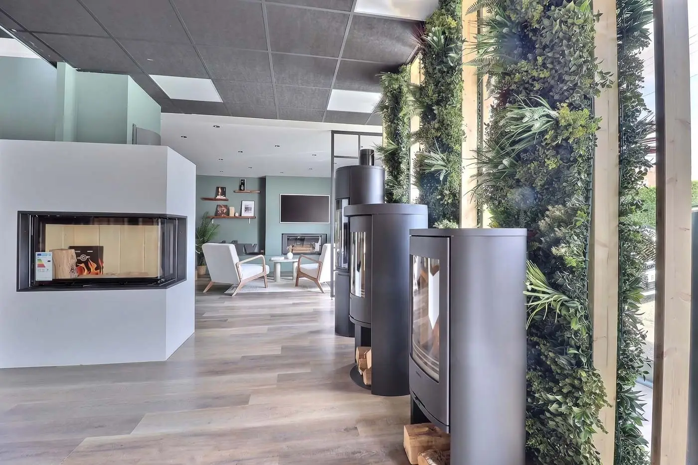 Showroom Origine à Bois-Guillaume : foyers encastrés et poêles cylindriques exposés