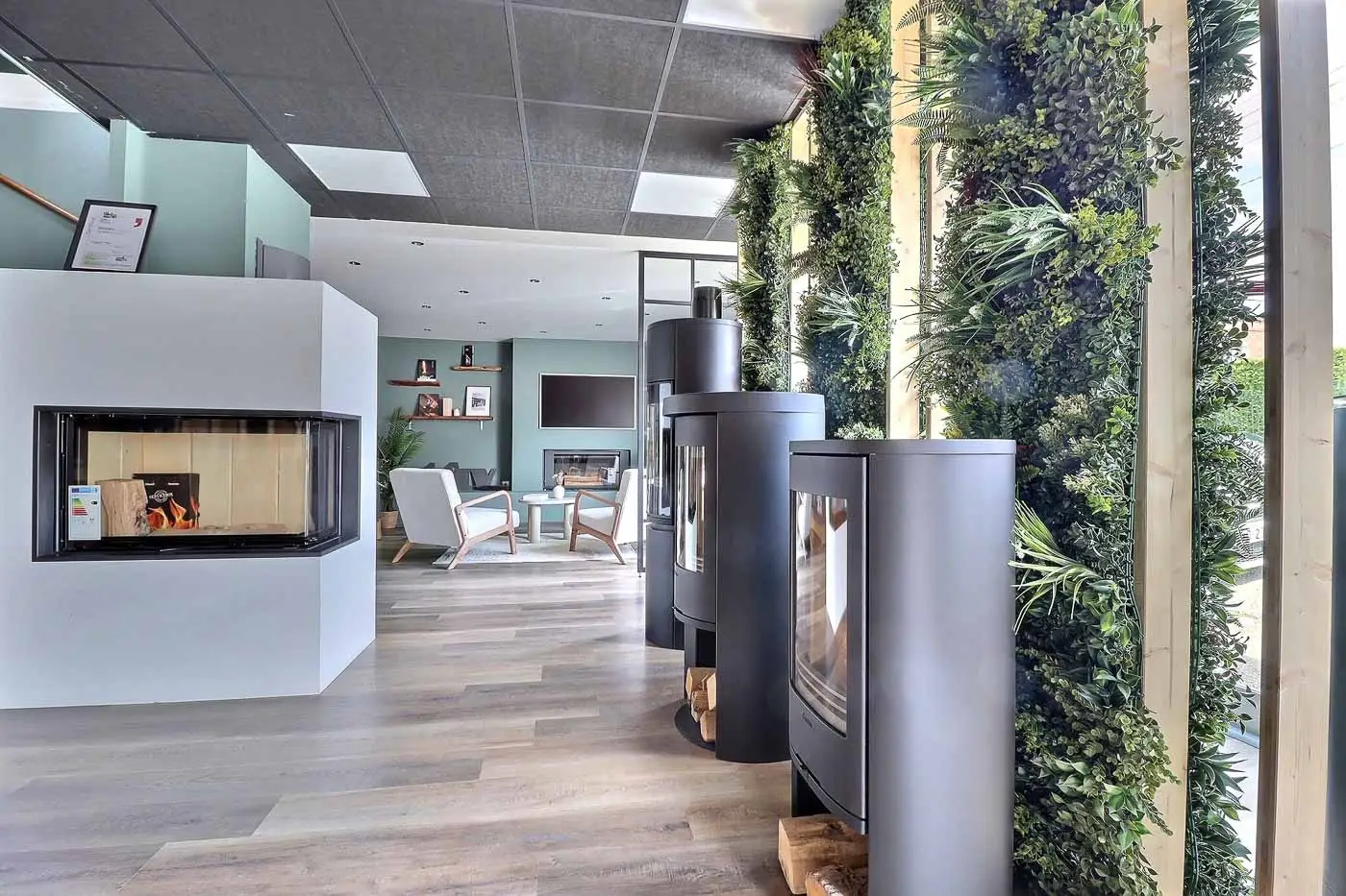 Showroom Origine à Bois-Guillaume : allée d'exposition bordée d'un mur végétal